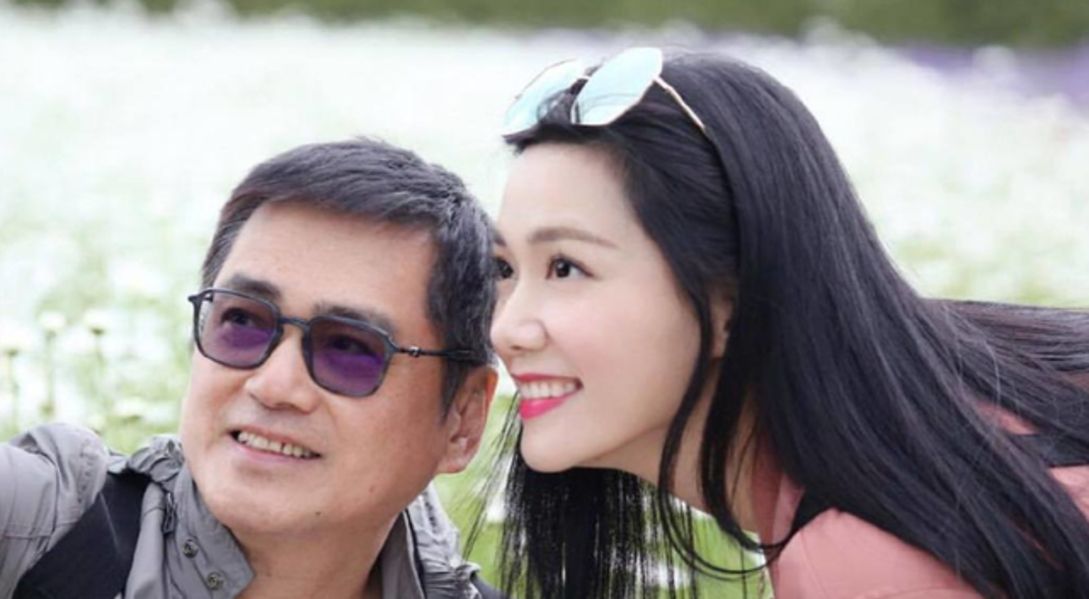時(shí)空回眸：咖啡館里關(guān)于湯鎮(zhèn)宗老婆的照片和資料的奇遇對話