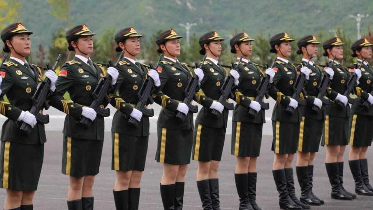 中國(guó)人民解放軍儀仗隊(duì)女兵中隊(duì)：深度解析其光榮使命、選拔標(biāo)準(zhǔn)與卓越風(fēng)采