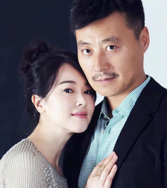 深度解析：任程偉有幾任老婆？揭秘其與黃蕾的幸?；橐錾?></a><h2>結(jié)語(yǔ)：任程偉夫婦，娛樂(lè)圈的清流與楷模</h2><p>綜上所述，關(guān)于“任程偉有幾任老婆”的疑問(wèn)，答案清晰而肯定：他只有一任妻子，那就是他攜手走過(guò)數(shù)十載人生的伴侶黃蕾。他們的婚姻并非通過(guò)高調(diào)的浪漫表演來(lái)吸引眼球，而是憑借細(xì)水長(zhǎng)流的真摯感情、共同的家庭價(jià)值觀以及對(duì)彼此事業(yè)的默默支持，鑄就了一段令人艷羨的佳話。任程偉夫婦的存在，無(wú)疑為浮躁的娛樂(lè)圈注入了一股清流，也為那些關(guān)注明星私人生活的公眾，提供了一個(gè)關(guān)于穩(wěn)定、幸福婚姻的正面案例。他們用實(shí)際行動(dòng)證明，在復(fù)雜的演藝圈中，依然能夠擁有并維系一份簡(jiǎn)單而純粹的愛(ài)情與家庭，成為眾多人心中模范夫妻的典范。</p><a class=
